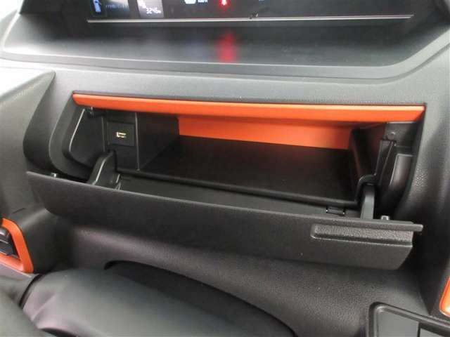 運転席まわりには、収納スペースがいっぱい！