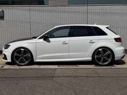 平成30年式　RS3　デザインPKG　後期モデル入庫いたしました。　バング＆オルフセンサウンド　マトリクスLED　バーチャルコックピット　カーボン調プロテクションフィルム