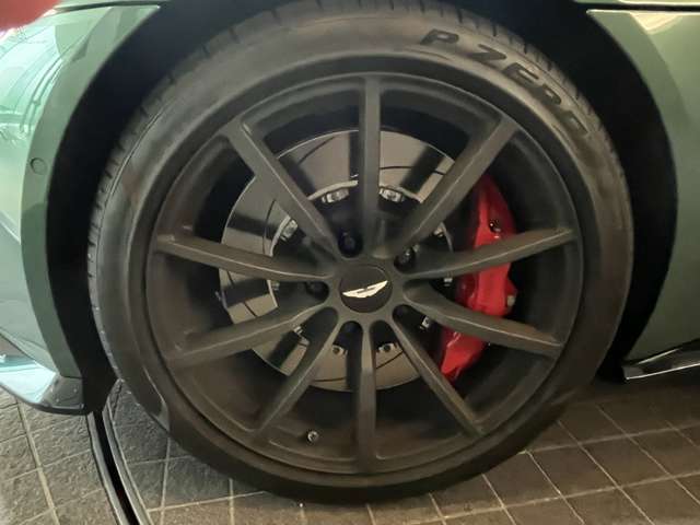 インテリアに合わせたレッドペイントのキャリパー