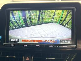 【バックカメラ】駐車時に後方がリアルタイム映像で確認できます。大型商業施設や立体駐車場での駐車時や、夜間のバック時に大活躍！運転スキルに関わらず、今や必須となった装備のひとつです！