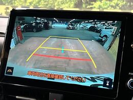 【バックカメラ】駐車時に後方がリアルタイム映像で確認できます。大型商業施設や立体駐車場での駐車時や、夜間のバック時に大活躍！運転スキルに関わらず、今や必須となった装備のひとつです！