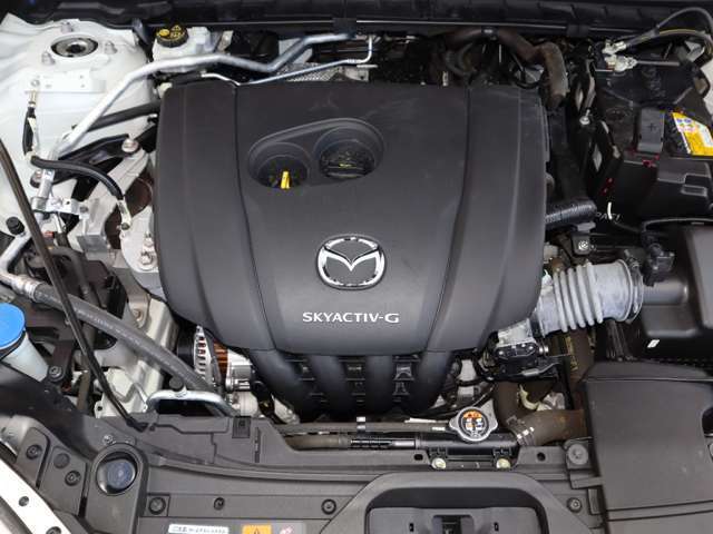 「SKYACTIV-G（ガソリン）」は、規格外の高圧縮を実現し、世界のエンジン技術者に驚きを与えました。さらに、それを維持したままノッキングの発生を抑え、熱効率を向上、走りにも寄与したエンジンです。