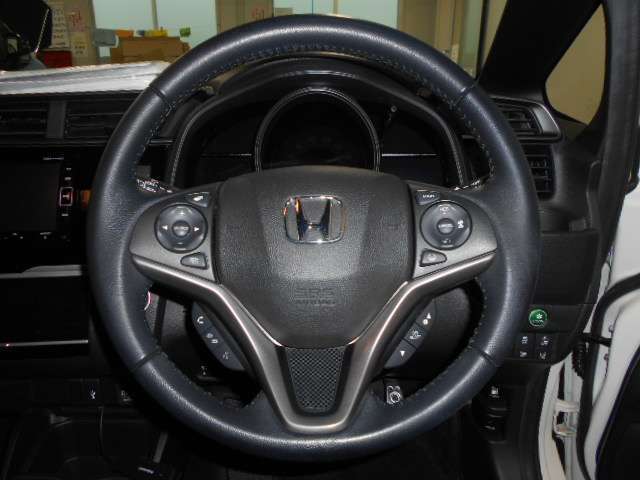 パドルシフト装備のステアリング☆パドル操作でマニュアル車感覚のシフトチェンジが楽しめます♪