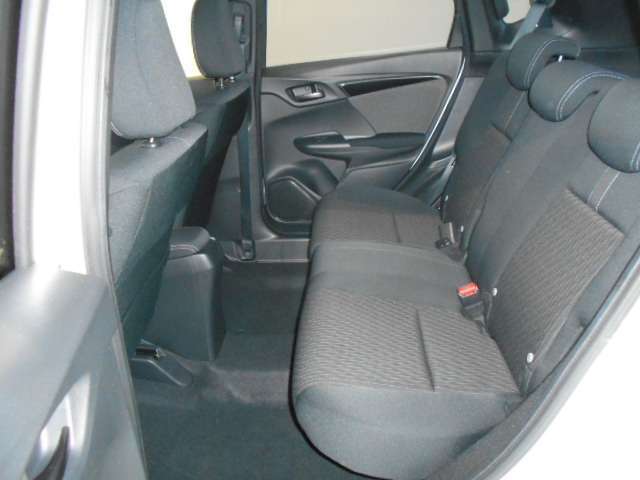 後席も足元ゆったりスペースが嬉しいです♪