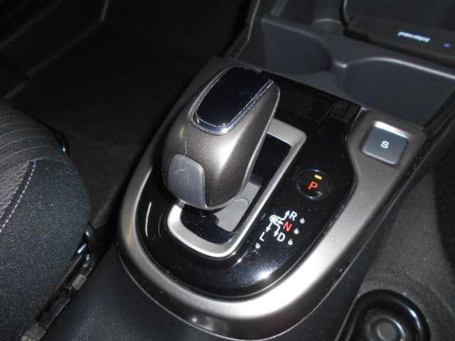 ハイブリッド専用セレクトレバー☆軽やかな操作感です♪