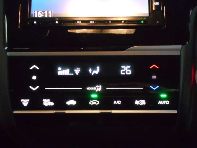 タッチパネル式のエアコン操作部☆プラズマクラスター技術搭載のフルオートエアコンです♪