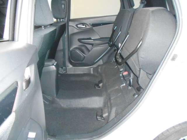 後席は跳ね上げ可能です！このスペースに背の高い荷物を積み込むことができます☆