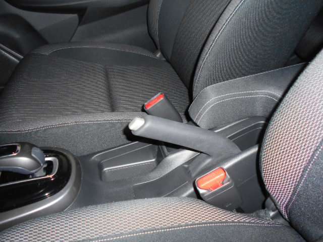 手で引くハンドブレーキタイプのパーキングブレーキです☆