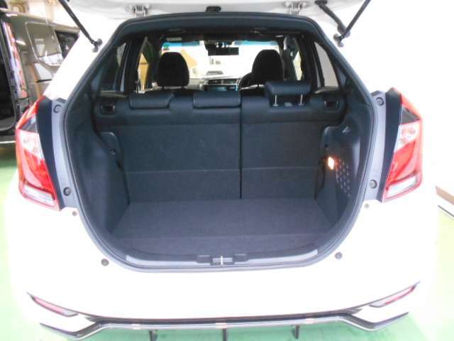 5人乗車時もたっぷり積める荷室☆低床で積み込みやすいです♪