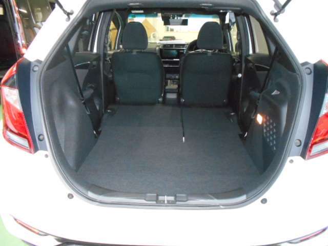 後席シートは簡単に倒せます♪大きな荷物や長い荷物も収納可能です☆