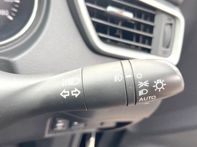 【オートライト】周りの明るさに応じて自動でヘッドライトの点灯・消灯ができる機能です！ライトの付け忘れ・消し忘れなどが無くなり、雨の日や夕方の走行も安心！トンネル通過時も便利ですね♪