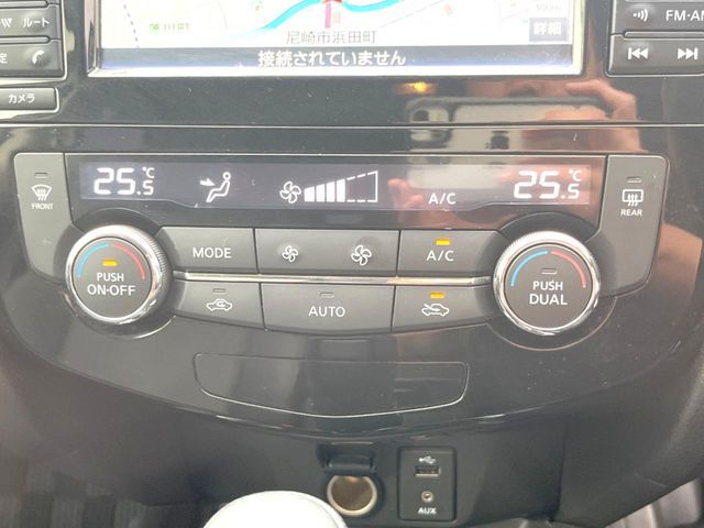 【左右独立型フルオートエアコン】運転席と助手席でそれぞれお好みの温度に設定可能。同乗者にも配慮した、快適な空調をお届け致します。