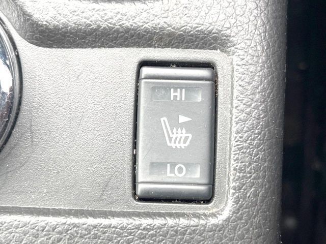【シートヒーター】寒い日に重宝するシートヒーター！エアコンより早く温まってくれるので寒がりの人も安心ですね♪エアコンの温風は乾燥するから苦手、という方にもをおすすめです。