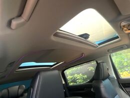 【サンルーフ】開放感たっぷりの希少装備、サンルーフが装着されています！車内に明かりを取り入れたり景色を楽しむ以外にも、車内の空気も簡単に換気できて快適です！