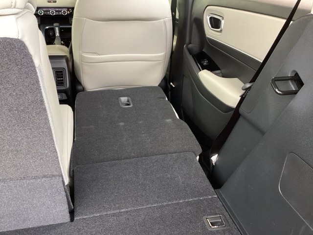 リアシートは簡単に倒すことができるので、ラゲッジルームも広がります。