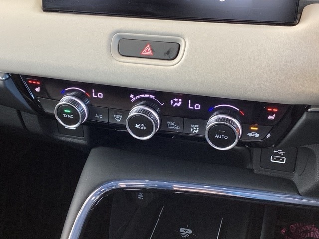 フルオートエアコンは希望の温度設定で風の温度も風量も自動調整で年中快適です。