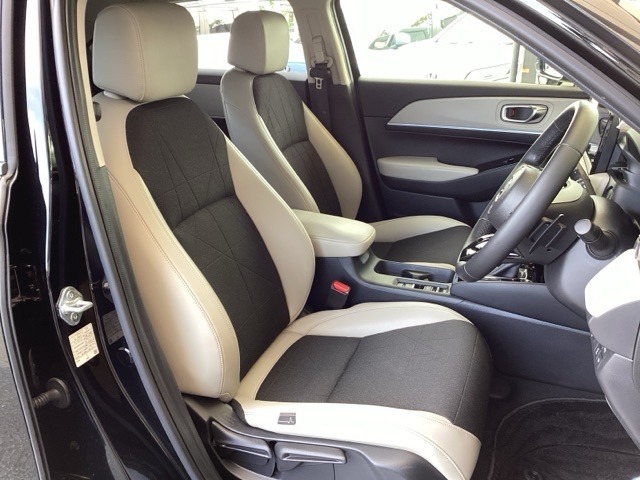 フロントはゆったり座れるセパレートシートです。