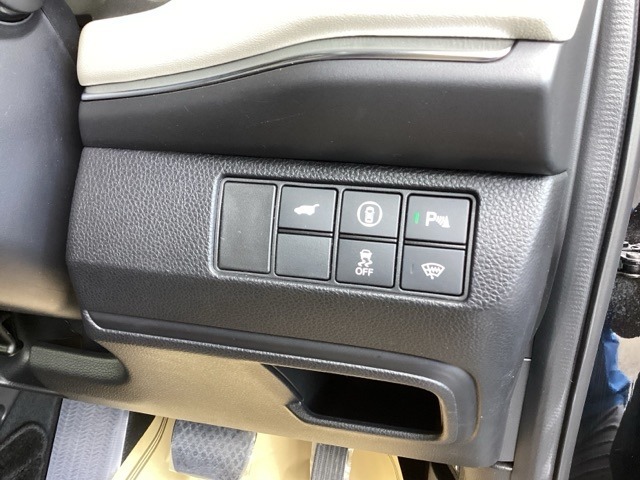 VSA（横滑り抑制）は滑りやすい路面・カーブを走っている時に起こりがちな横滑りをコンピューター制御で抑制し、運転にゆとりをもたらします。