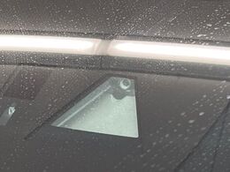 【スマートブレーキサポート】走行中に前方の車両等を認識し、衝突しそうな時は警報とブレーキで衝突回避と被害軽減をアシスト。より安全にドライブをお楽しみいただけます。