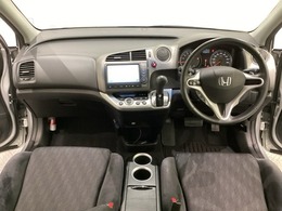 車内は光触媒抗菌消臭施工済です。インパネ周りはスタイリッシュなデザインです。グローブボックスやカップホルダーのほかにトレーなどたくさんの収納スペースが付いています。