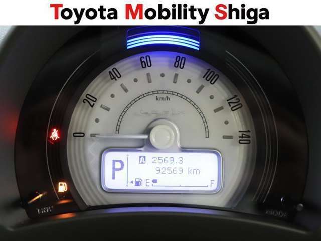 運転席前に設計されたシンプルで見やすいメーターです。