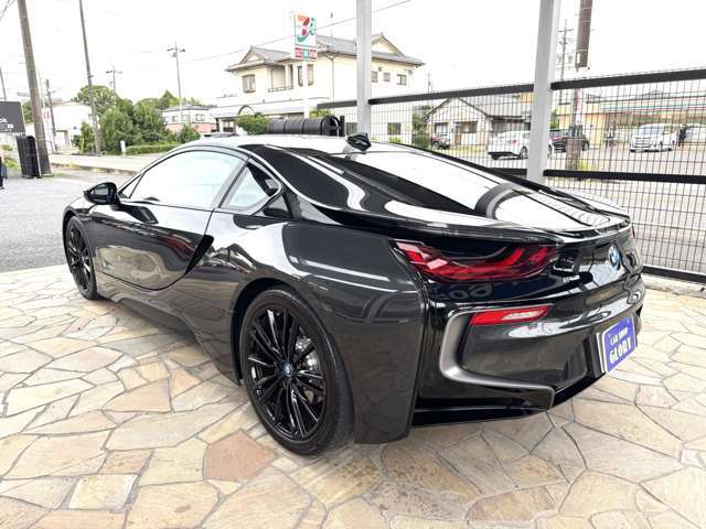 当店スーパーカーやオープンカー専用の屋根付き展示場有りますので、雨でも安心してご来店ください！