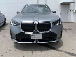 LEDヘッドライト！白色光の周波特性は太陽に近く、夜間はもちろん悪天候の日中でも優れた視認性を発揮します。さらに左折、右折、コーナリング時にはLEDコーナリング・ライトが点灯し、横方向を明るく照らします！