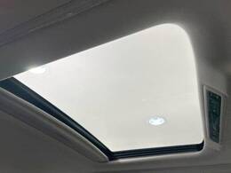 【大型サンルーフ】車内の解放感が一気に上がる大型のパノラマルーフ！季節を問わず開放的で快適なドライブをお楽しみいただけます。流通量も少なく希少価値の高い人気の装備です♪