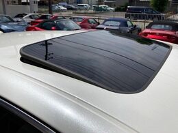 【サンルーフ】開放感たっぷりの希少装備、サンルーフが装着されています！車内に明かりを取り入れたり景色を楽しむ以外にも、車内の空気も簡単に換気できて快適です！