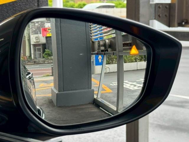 【ブラインドスポットモニター（BSM）】車線変更時に車両後方から来る車両を検知し安全をサポートする装置です。