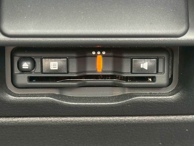 【ETC車載器】を装備しておりますので、ご納車直後からの遠距離ドライブも可能です。土日の利用料金の割引や、朝夕の通行料金を割引料金で高速道路をお楽しみいただけます。