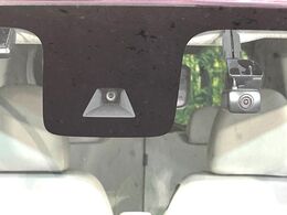 【三菱e-Assist】走行中に前方の車両等を認識し、衝突しそうな時は警報とブレーキで衝突回避と被害軽減をアシスト。より安全にドライブをお楽しみいただけます。