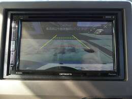 リアカメラが装備されており、後方の安全確認はもちろんのこと狭い場所での駐車や雨の日・夜間など視界の悪いコンディションでのストレスの軽減にもなります。