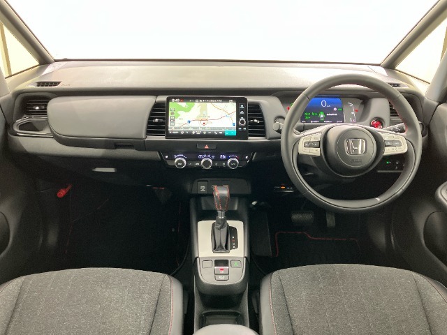 いつでも気持ちよく運転できて、使い勝手のいい収納や体をケアするシート、、細部にまでこだわったインテリア♪