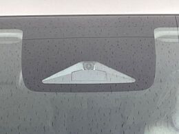 【ホンダセンシング】走行中に前方の車両等を認識し、衝突しそうな時は警報とブレーキで衝突回避と被害軽減をアシスト。より安全にドライブをお楽しみいただけます。