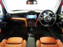 運転席及び助手席におかけになっている瞬間をイメージしてみてください。重厚感のある室内空間は外からの音を遮断し、唯一のプライベート空間を演出しております。