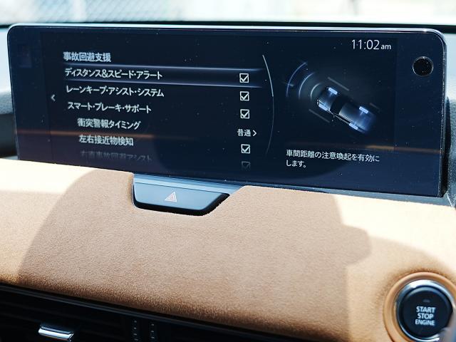 こちらのお車には先進安全装備が多数搭載されています。衝突被害を回避あるいは軽減するためのブレーキや、後方死角からの接近警報、車線逸脱を防止する警報装置など、詳しくはスタッフまでお尋ねください。