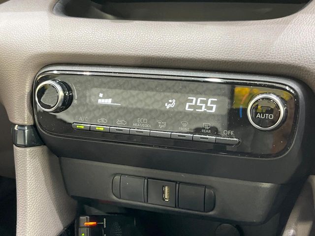 【オートエアコン】一度お好みの温度に設定すれば、車内の温度を検知し風量や温度を自動で調整。暑い…寒い…と何度もスイッチ操作をする必要はありません。快適な車内空間には必須の機能ですね♪