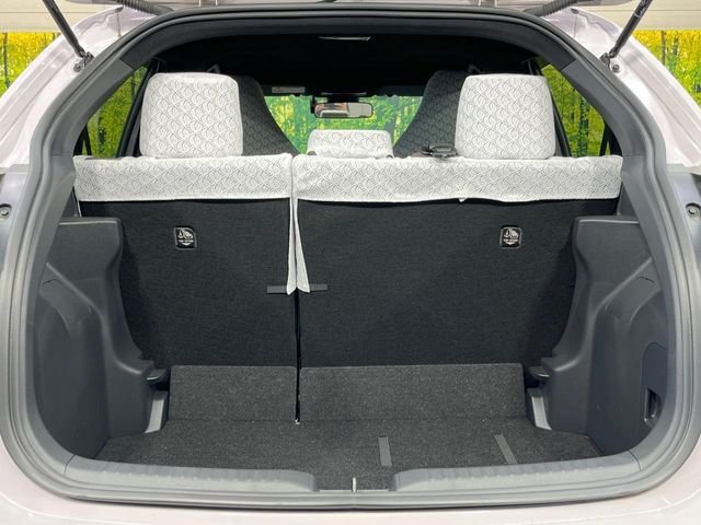 普段のお買い物や通勤、送迎等に十分な荷室スペースを確保しております。セカンドシートを倒すと、大きな荷物の積載も可能です♪