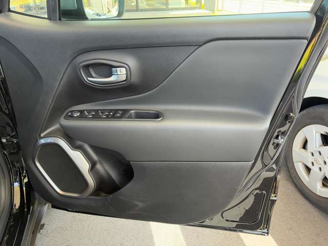 運転席側ドアパネルも綺麗な状態を保っております。