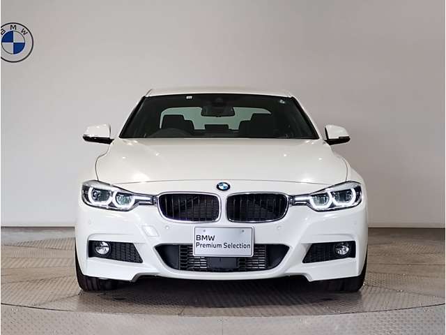 【キドニーグリル】BMWは約90年もの間、ほぼ全ての車両にひと目でBMWだと分かるこの特徴的なフロントグリルが備えられ、デザイン・アイコンとして親しまれてきました。