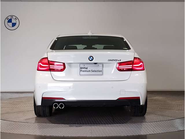 スタイリッシュに研ぎ澄まされたリアビュー。LEDライトがより引き締まったスタイルを実現。急ブレーキ時にはハザードランプ自動点灯し後続車への注意を促します。