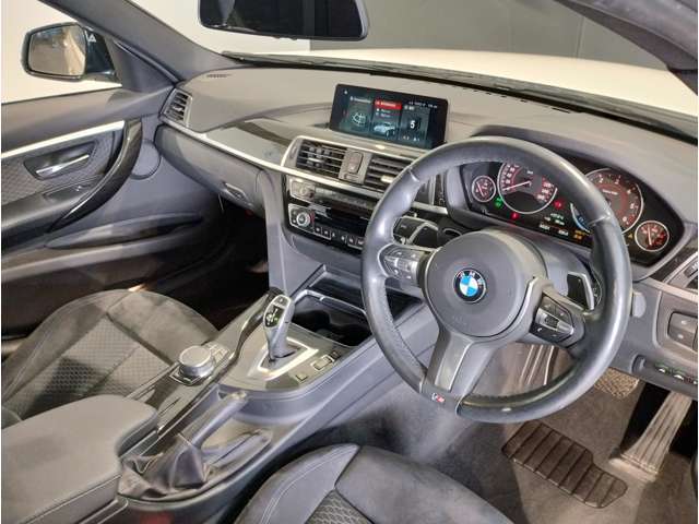 ☆センターパネルを運転席側に僅かに傾けたBMW独特のインパネ☆【駆け抜ける歓び】はここからもスタートしております☆