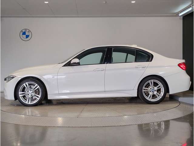 【拘りのFR】BMWが多く採用するFR車。ダイレクトでスポーティな加速感・シャープなハンドリングを実現。縦置きエンジンレイアウトにより、フラットで上質な乗り味です。