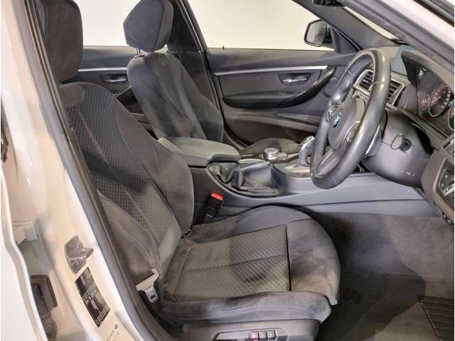 【コックピットシート】BMW車の主役席。車体中央にくる様に配置し車両重心とが一致する事でドライバーと車との一体感あるドライビングを実現。人間工学に基づき形成した形状が長時間のドライブ疲労も軽減します！