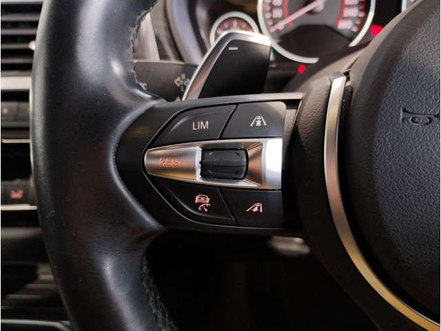 【ドライバーコックピット】人間工学に基づきドライバー中心にすべての操作パネルを設計。ドライバーが直感的に操作できる様にドライバー側にわずかに傾斜。常に運転に最適な姿勢/視線を保つ事が出来ます！