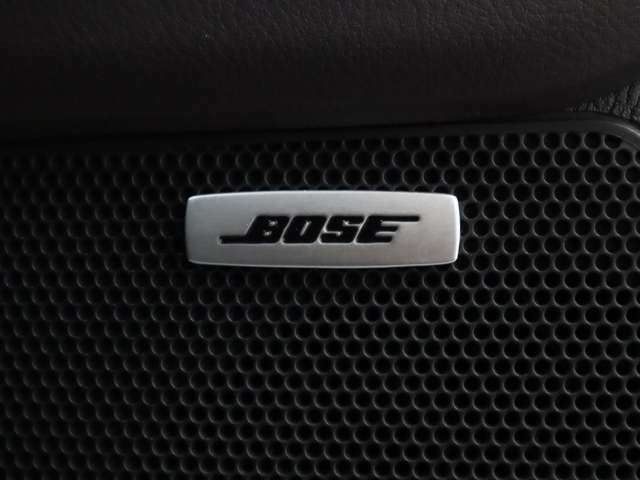 BOSEサウンドシステムを搭載。「良い音を出す」ではなく、その車種のごとに特徴を計算（車種専用設計）し、「反響音」を作り出すことによってどの座席でも自分中心で音が聴こえ、「心地よい空間」を作り出します。