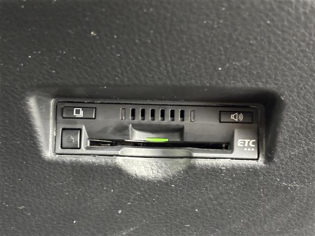 【ETC】有料道路を利用する際に料金所で停止することなく通過できる、ETC車載器（ノンストップ自動料金収受システム機器）が装備されています。セットアップを行うことで利用可能になります。