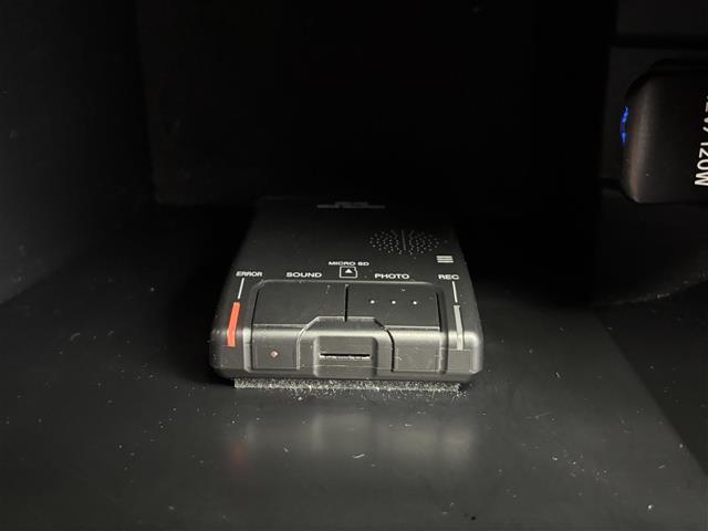 【ETC】有料道路を利用する際に料金所で停止することなく通過できる、ETC車載器（ノンストップ自動料金収受システム機器）が装備されています。セットアップを行うことで利用可能になります。