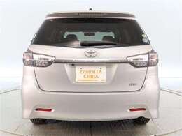 バックカメラが付いているので後方確認が非常にしやすいです。今や運転初心者も熟練者も必須装備！ついていて損はないですね♪